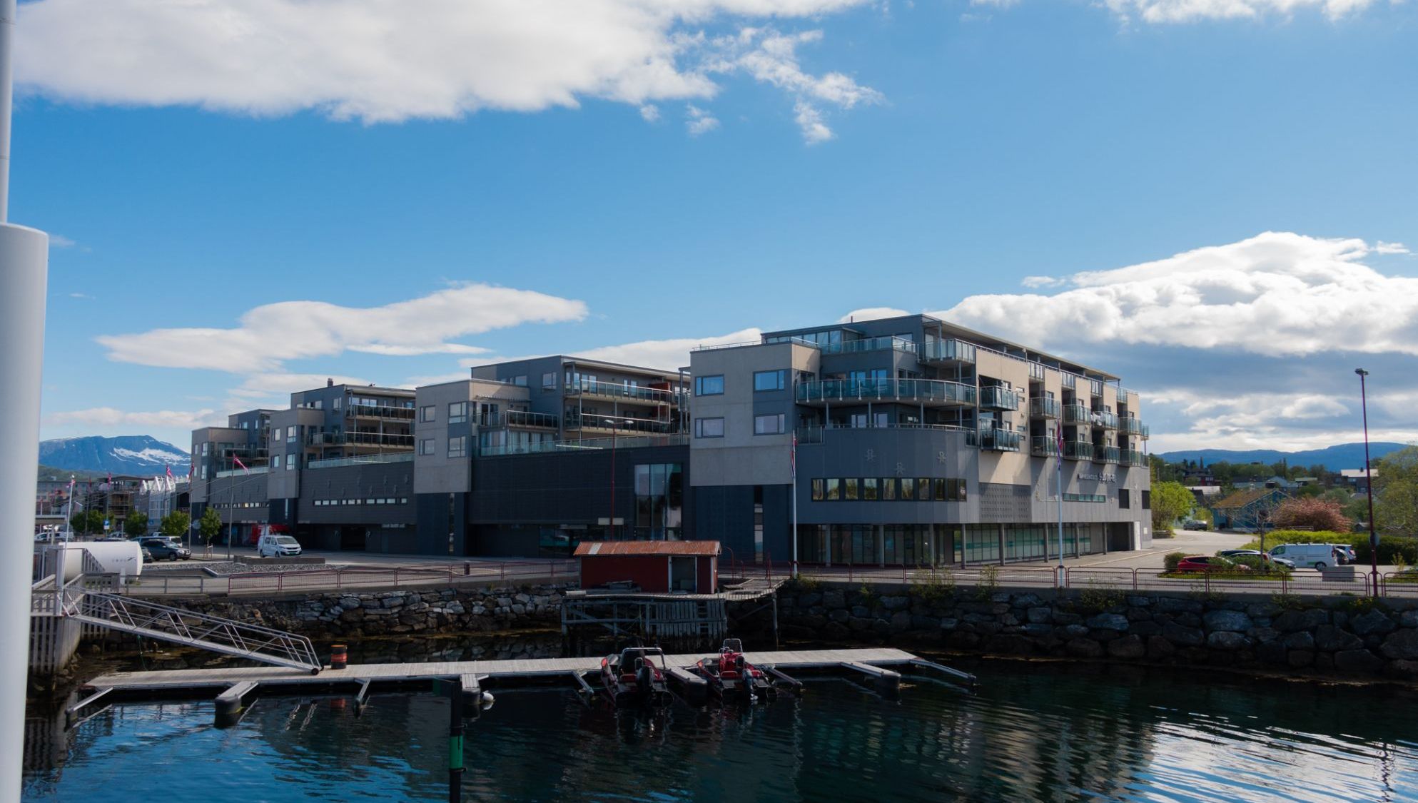 Moderne bygg ved havn